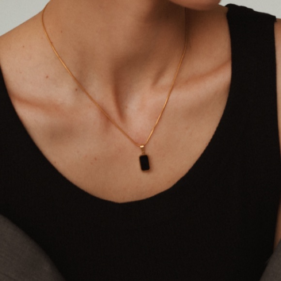 Jewelry - Black pendant necklace